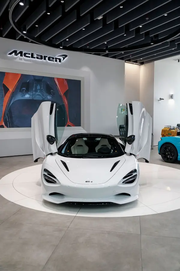 Supercar esposta in showroom di lusso