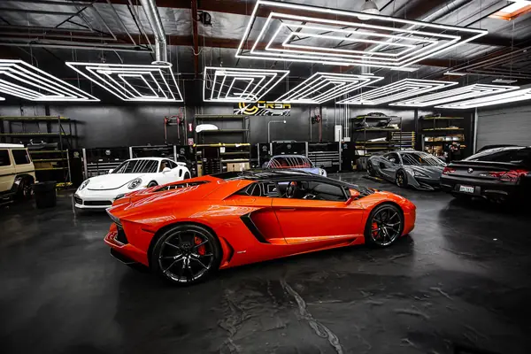 Auto di alta gamma in showroom moderno