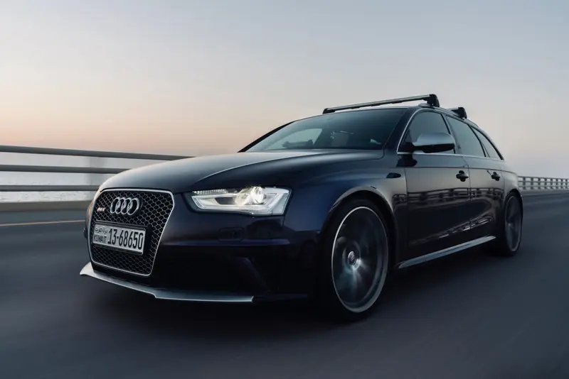Audi nera in autostrada al tramonto
