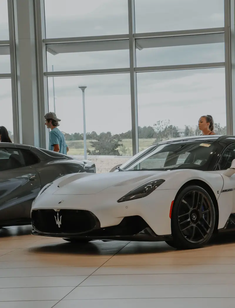 Auto Maserati esposte in uno showroom moderno